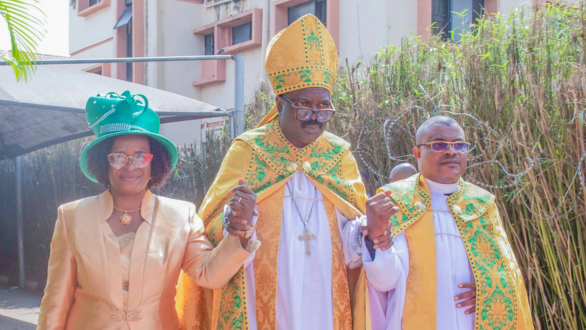 Wife of the Dean, Mrs Aderonke Kolawole (left); Bishop, Diocese of Lagos West, Church of Nigeria (Anglican Communion), Rt Rev’d (Dr) James Odedeji; and seventh Dean of the Archbishop Vining Memorial Church Cathedral, The Venerable Emmanuel Ariire Kolawole, during the Installation, Institution and Induction of the Dean, at AVMCC, GRA, lkeja, Lagos… last Sunday.