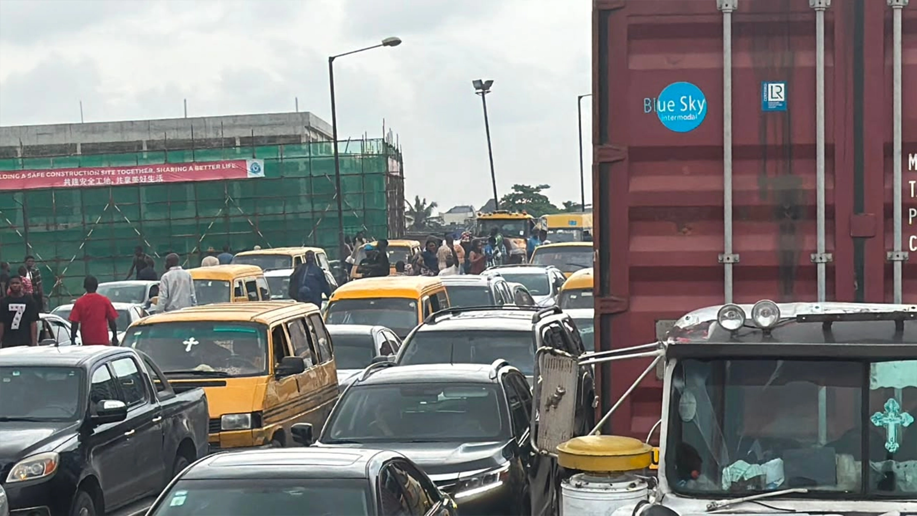 Traffic along Oshod-Mile 2-Apapa Expressway. PHOTO: ENIOLA DANIEL