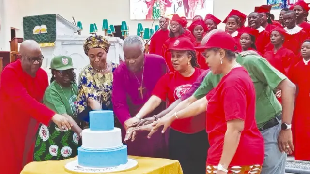 Diocesan Choirmaster, Sir Emeka Nwokedi (left); Major-General Tilewa Amusu (rtd); Chair Fundraising/ Registrar, Lady Chikwue Ochiagha; Bishop, Lagos Mainland, Rt. Rev’d Akinpelu Johnson; Mrs. Olabo Johnson; Justice Yinka Faji and Mrs. Abosede Faji, cutting cake to commemorate the 20th anniversary of the Diocese.  									     PHOTO: CHRIS IREKAMBA
