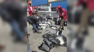 NDLEA’s officers with intercepted illicit drugs