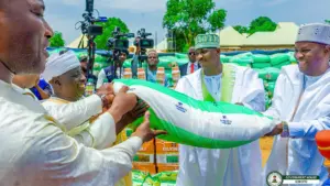 Governor Aliyu (2nd right), presenting a bag of fertiliser during the flag off ceremony