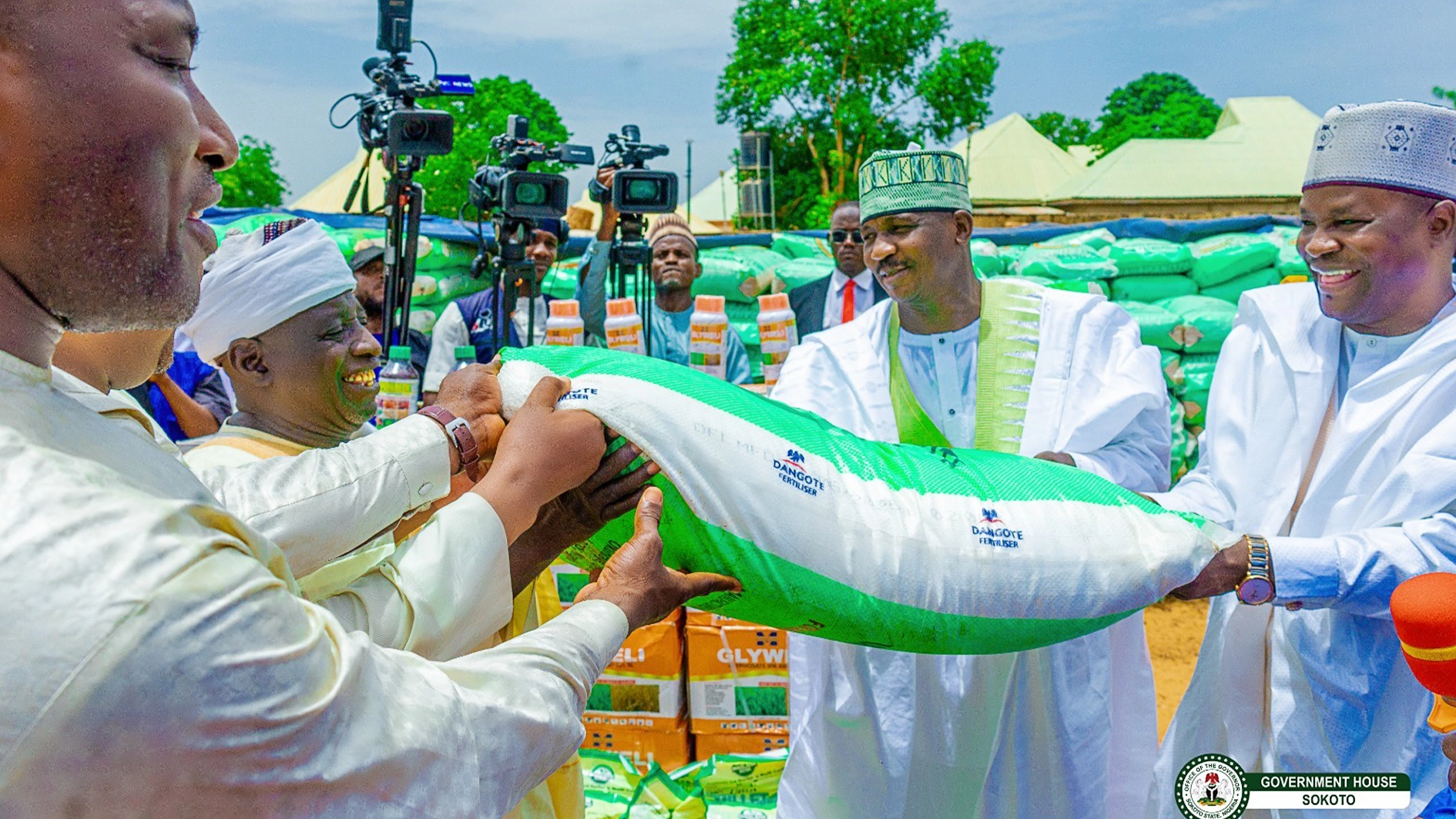 Governor Aliyu (2nd right), presenting a bag of fertiliser during the flag off ceremony