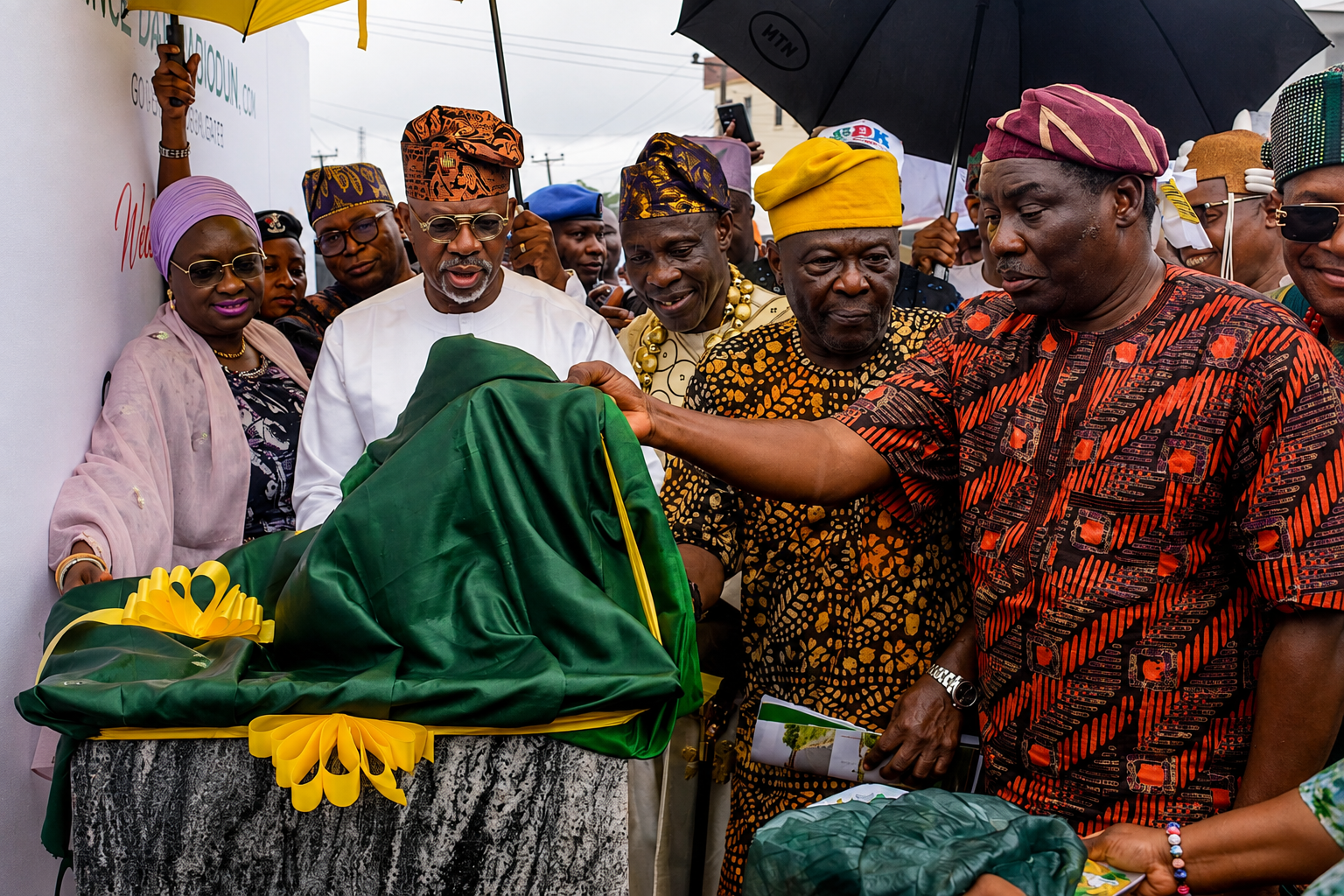 L-R: Ogun State Deputy Governor, Engr. Noimot Salako-Oyedele; Governor Dapo Abiodun; Baale of Adesan, Tajudeen Adesanolu; Commissioner for Works and Infrastructure, Engr. Ade Akinsanya and Ogun State Assembly Speaker, Rt. Hon. Oludaisi Elemide