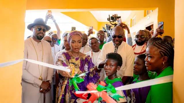 Olu of Warri Kingdom, Ogiame Atuwatse III (left); Queen Consort of Warri Kingdom, Olori Atuwatse III, and Ade Mabo with the pupils of Ologbotsere Primary School, Bobi, during the commissioning of newly refurbished classrooms by Royal Iwere Foundation yesterday, in Warri North, Delta State.