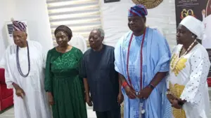 The Onilogbo of Ilogbo, HRM Oba Olufemi Samuel Ojugbele (left); Wife of the General Superintendent, Deeper Life Bible Church, Esther Kumuyi; General Superintendent, Pastor William Kumuyi; Olota of Ota, Awori Kingdom, Professor Adeyemi Obalanlege;  his wife,  Olori Oloruntoyin during the courtesy visit of Pastor Kumuyi to the palace Obalalenge… yesterday.