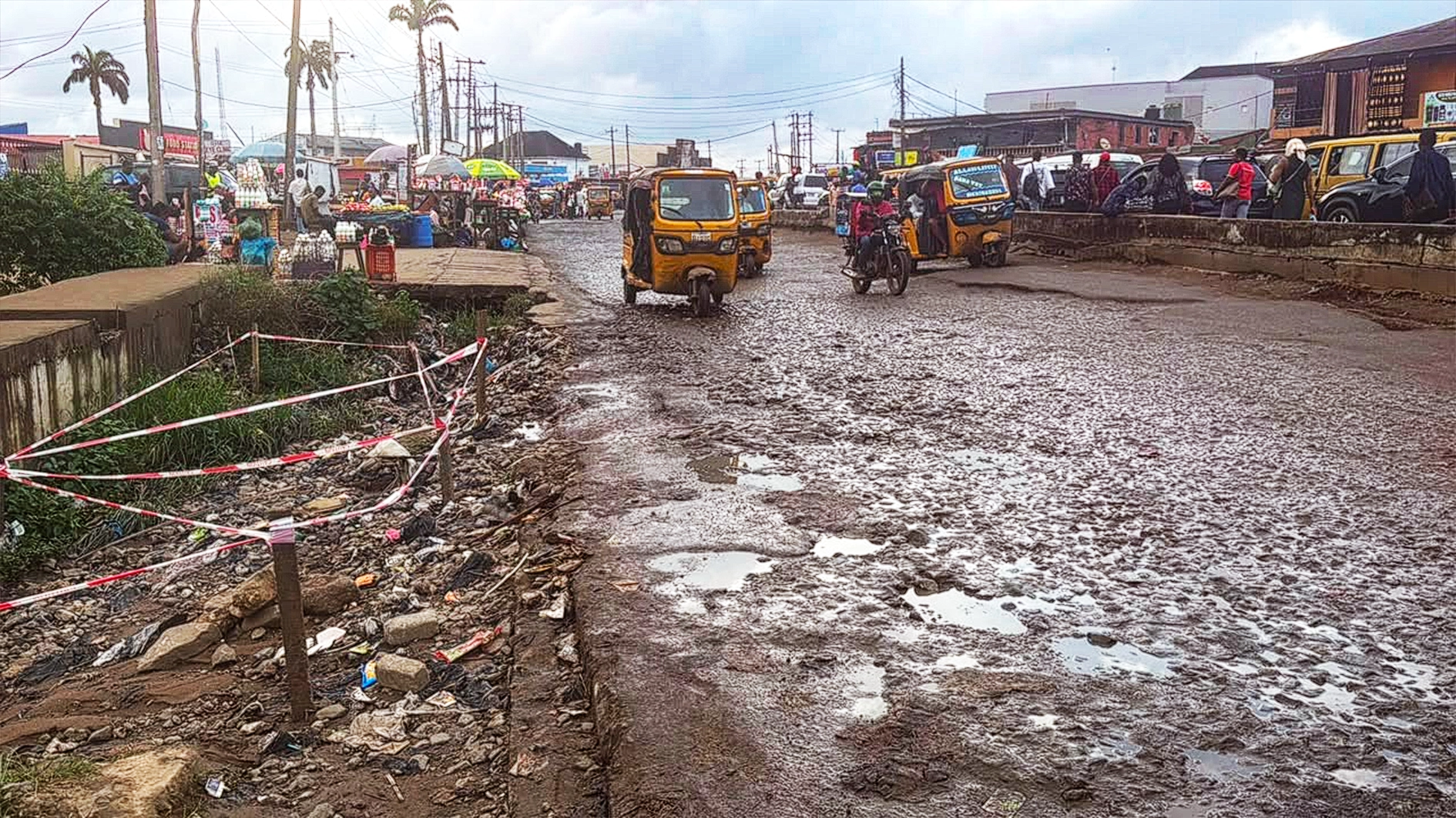 Deplorabe state of Jakande section of the road yesterday.