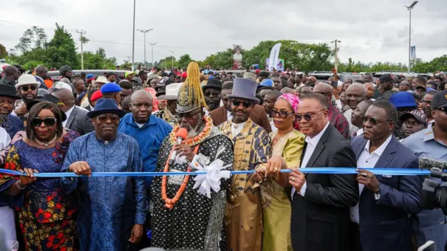 King Dr. Disrael Gbobo Bob-Manuel II, Amanyanabo cuts the ribbon to inaugurate the Buguma-Degema-Abonnema Road alongside Rivers State Governor, Siminalayi Fubara, Deputy Governor, Prof. Mrs. Ngozi Odu and others