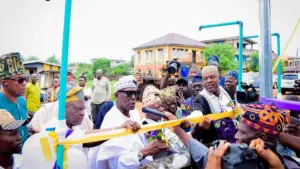 Chairman of all Oloritun’s Ijebu Ode in council, High Chief Adebisi Alausa (second left), commissioning the boreholes donated by Omooba Abimbola John Onabanjo, in Ijebu -Ode.