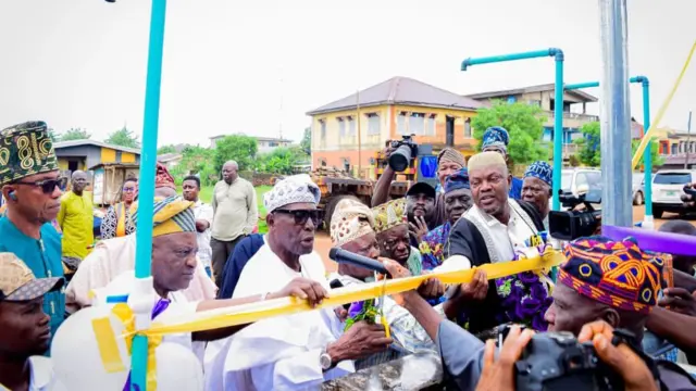 Chairman of all Oloritun’s Ijebu Ode in council, High Chief Adebisi Alausa (second left), commissioning the boreholes donated by Omooba Abimbola John Onabanjo, in Ijebu -Ode.