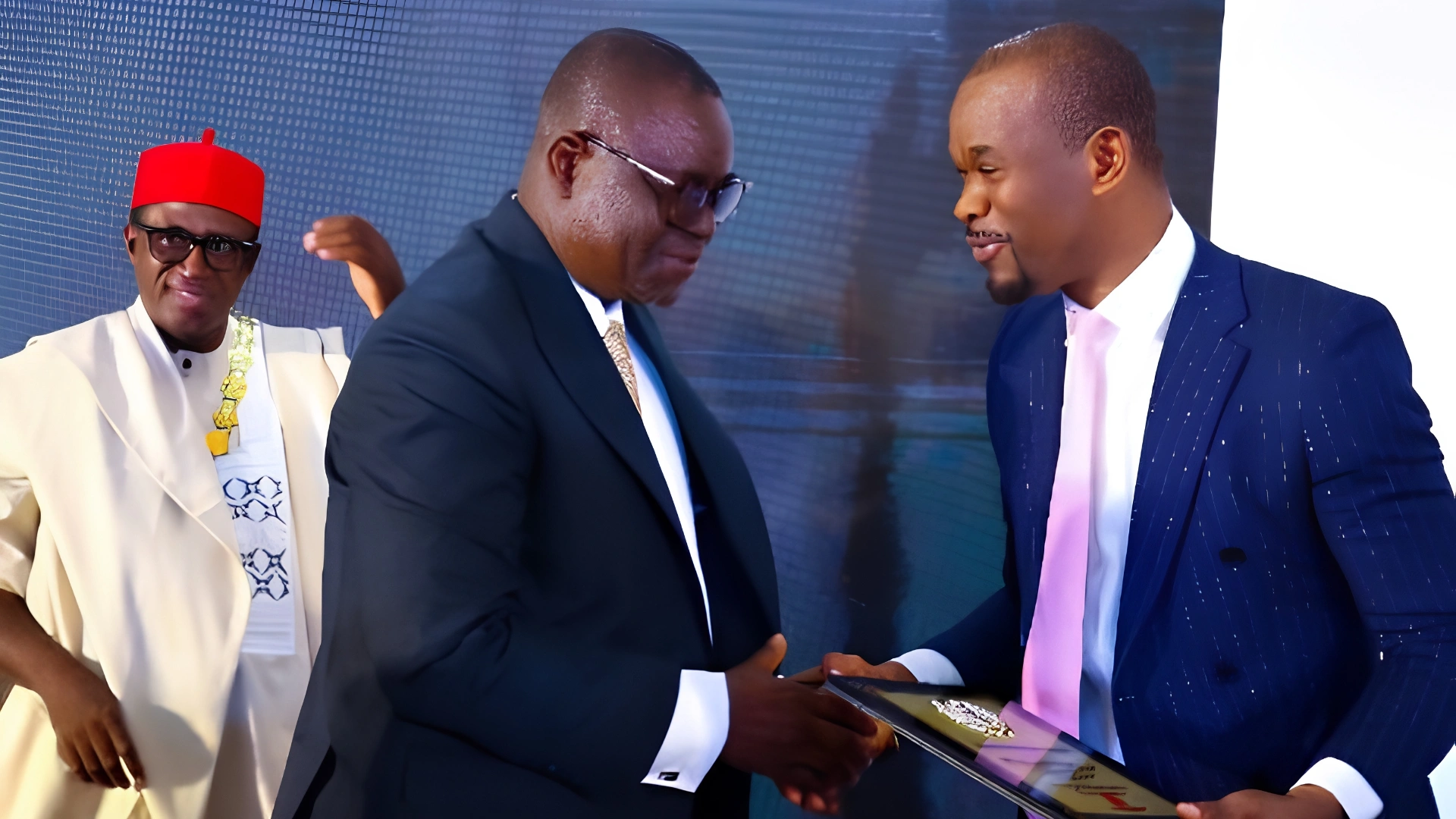 Dr Richard Nyong receives an award.