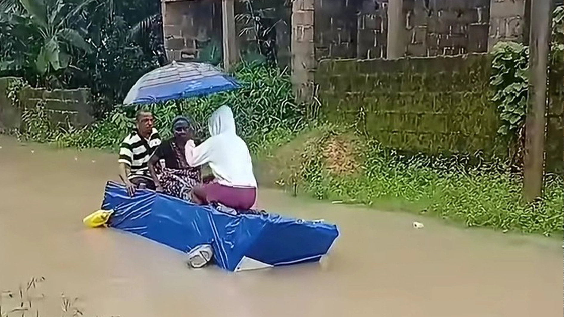 Flood victims sell soaked foodstuffs at giveaway prices in Rivers - The Guardian Nigeria News