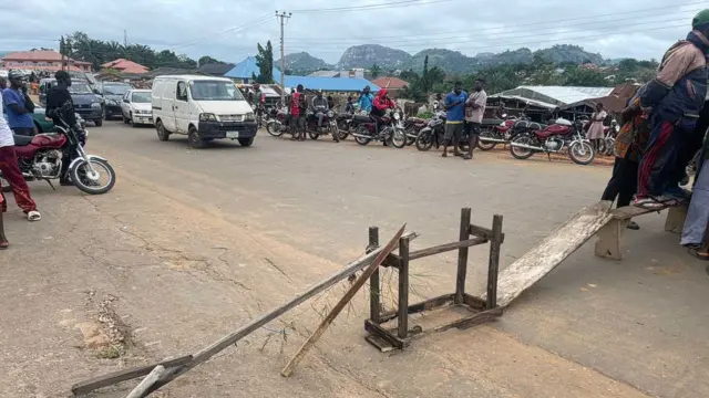 Ondo varsity students protest 68-day strike, barricade highway