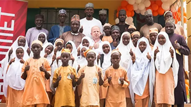 Beneficiaries with ABUMET officials.