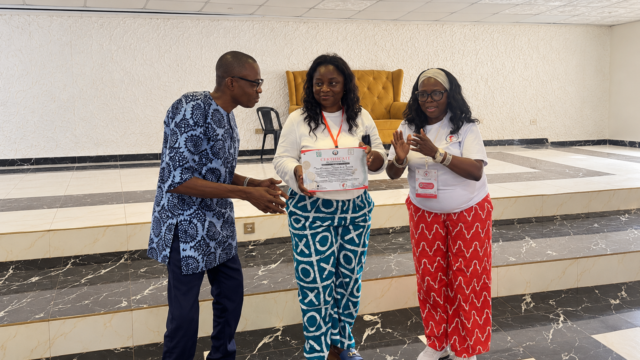 Founder Scoliosis foundation, Dr. Ayomide Akintan-Adejuwon presents an award of recognition to the CEO Hotel de Manna, Engr. Adeola Apata at the second edition of the scoliosis foundation support group in Lagos