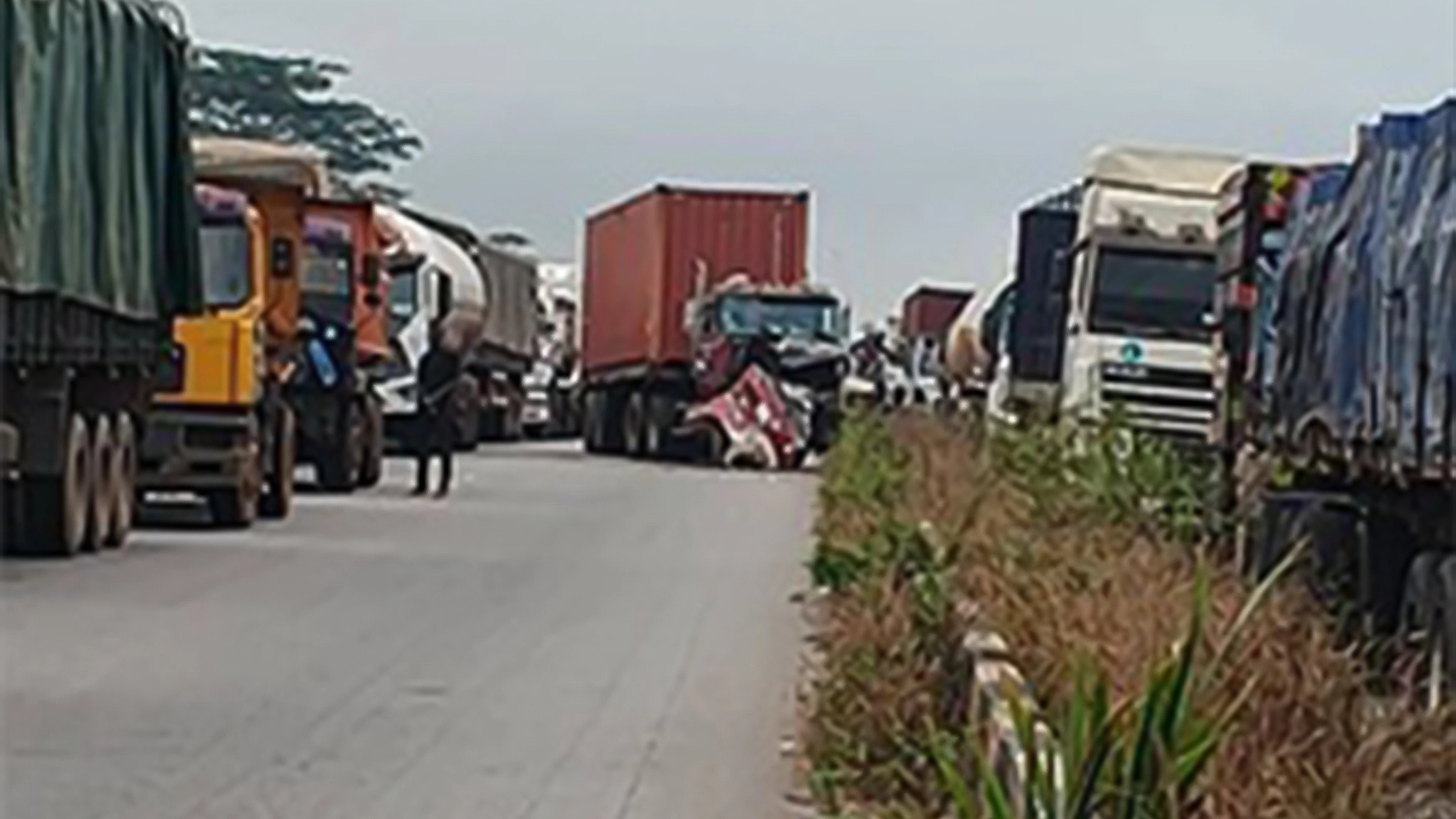 Stranded motorists along Benin-Lagos expressway.