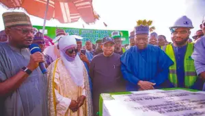 Managing Director/CEO, Rural Electrification Agency (REA), Abba Aliyu (left); His Royal Highness, Sale Muhammadu Umar, Mai Kaltungo; Minister of Power, Joseph Tegbe;Gombe State Governor, Muhammad Inuwa Yahaya and the Project Developer/Managing Director of Mids Dynamics Limited, Khalid Mohammed, at the commissioning of a 1MW mini-grid and groundbreaking for a 16 MW interconnected mini-grid in Gombe State at the weekend.