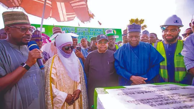 Managing Director/CEO, Rural Electrification Agency (REA), Abba Aliyu (left); His Royal Highness, Sale Muhammadu Umar, Mai Kaltungo; Minister of Power, Joseph Tegbe;Gombe State Governor, Muhammad Inuwa Yahaya and the Project Developer/Managing Director of Mids Dynamics Limited, Khalid Mohammed, at the commissioning of a 1MW mini-grid and groundbreaking for a 16 MW interconnected mini-grid in Gombe State at the weekend.