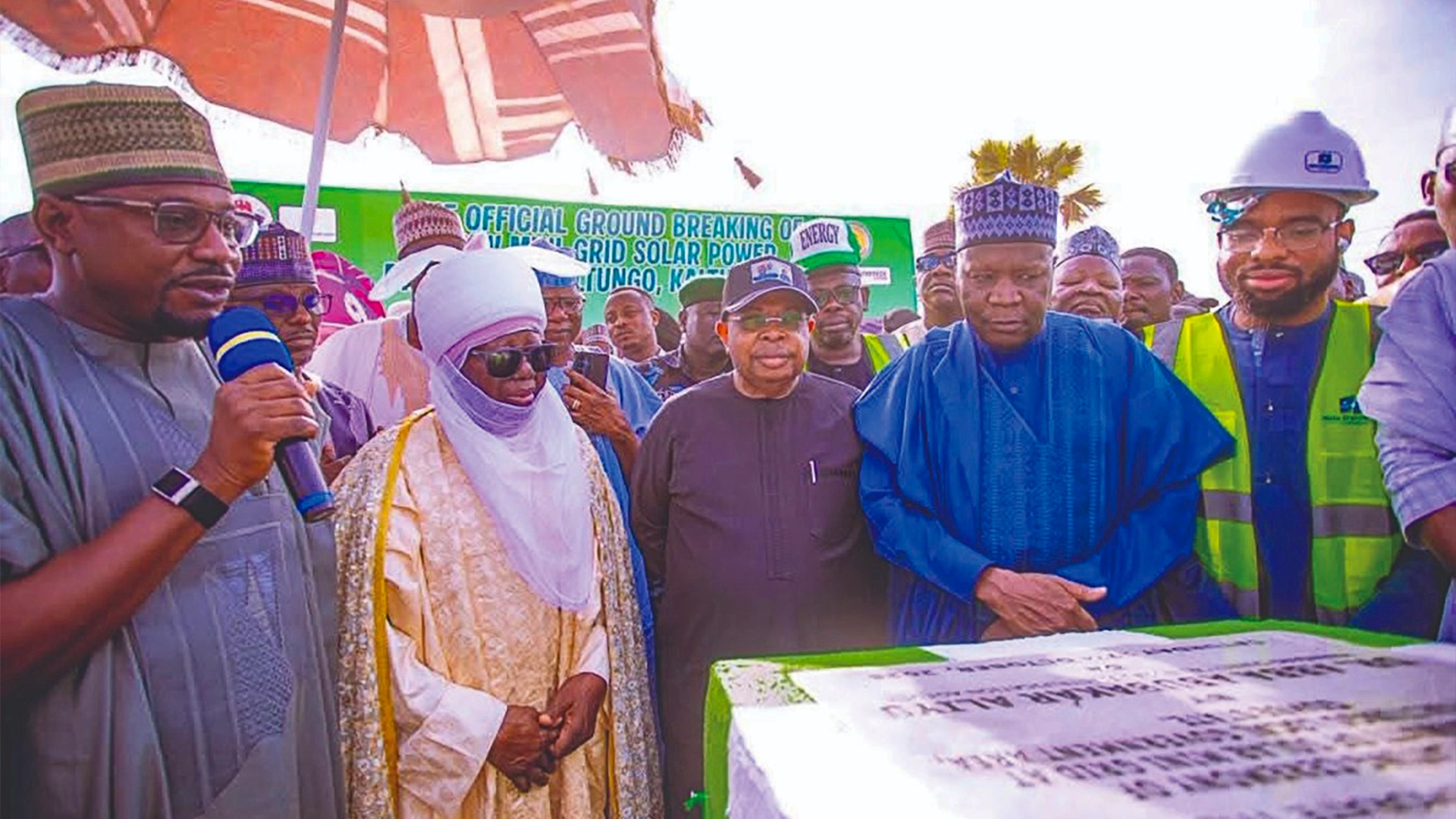 Managing Director/CEO, Rural Electrification Agency (REA), Abba Aliyu (left); His Royal Highness, Sale Muhammadu Umar, Mai Kaltungo; Minister of Power, Joseph Tegbe;Gombe State Governor, Muhammad Inuwa Yahaya and the Project Developer/Managing Director of Mids Dynamics Limited, Khalid Mohammed, at the commissioning of a 1MW mini-grid and groundbreaking for a 16 MW interconnected mini-grid in Gombe State at the weekend.