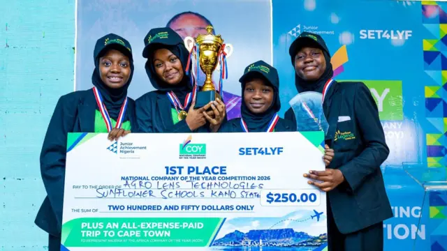 L-R Maryam Butu, Ruqayya Jallo, Hayfa Mukhtar, Fadillah Abdulsalam of Agrolens Technologies Company, Sunflower School, Kano State