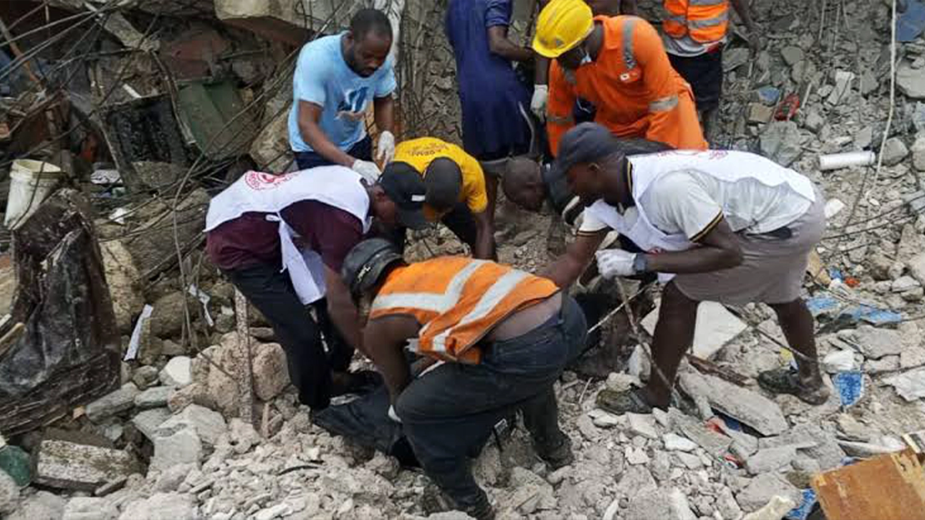 Rescuers during Alakija building collapse in Lagos