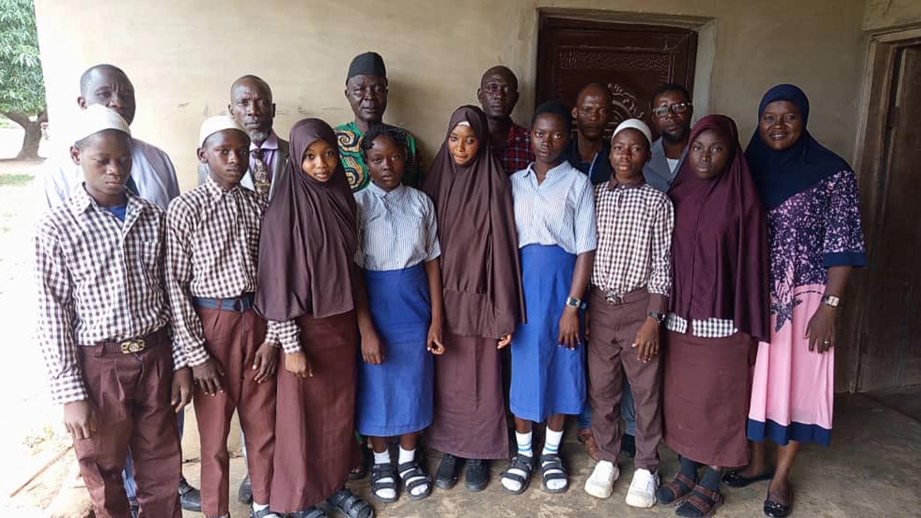 A cross section of TOMEB Foundation 2026/27 scholarship beneficiaries from Muslim Grammar School, Community High School and Obalufon Grammar School and their school principals in Sepeteri, Saki East LGA of Oyo State.