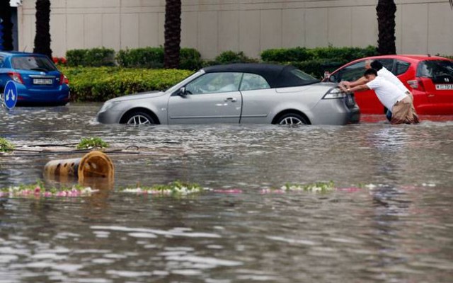 dubai-rain-story-fb_647_031016103917-e1457597201967