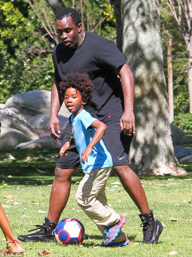 Daddy-playing-Football-with-kids-dailymail.co_.uk_