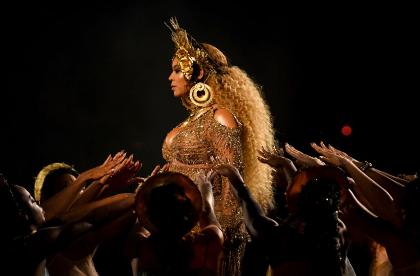 Beyonce-performing-at-the-VMAs-1